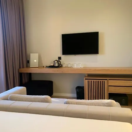Artnest Boutique Hotel & Suites Отель Саранда